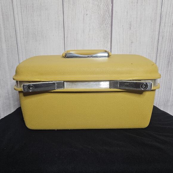 VTG Yellow Samsonite Train Case, Carry-On Cosmetic Luggage Tote - Picture 2 of 10